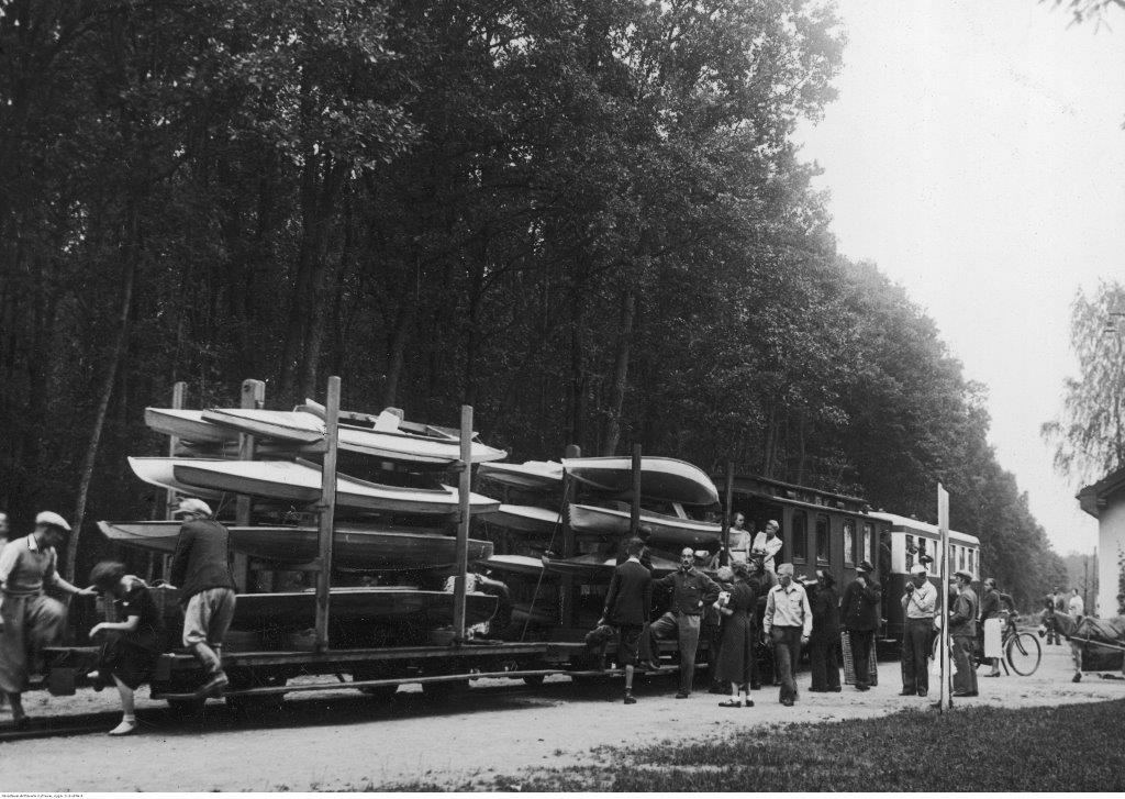 Kajaki ułóżone na przyczepkach tramwajowych przewożone nad Brdę.