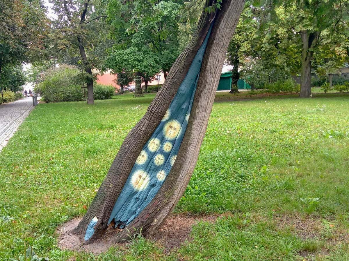 Ekologiczne malowidło na drzewie